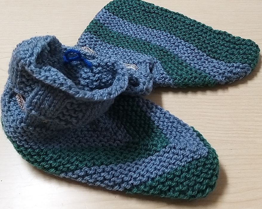 Botinhas em lã para os avós.