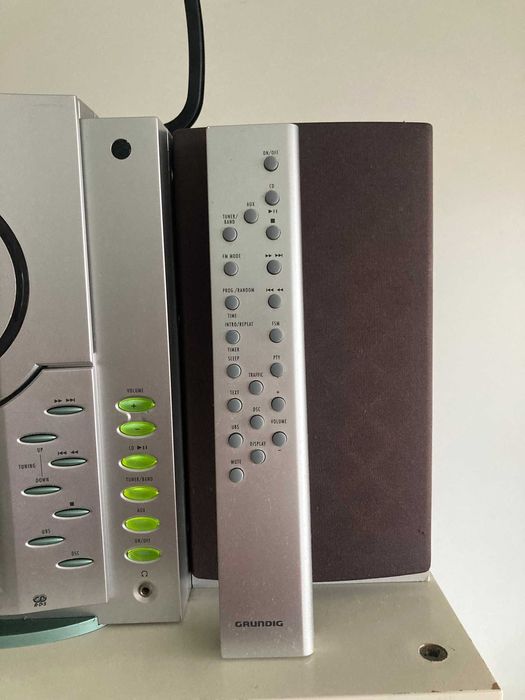 Grundig Radio Receiver with Two Columns, Remote Control and Antenna64730158695937123