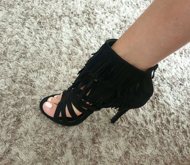 Czarne buty na wysokim obcasie 38, odkryte palce, frendzle