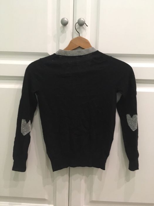 Cardigan czarny ze srebrnymi sercami na łokciach firmy crewcuts