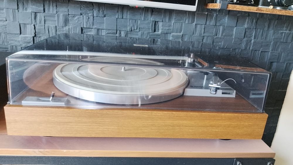 Gramofon Yamaha YP211