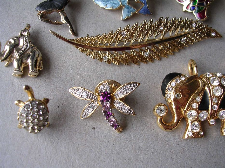 Stare ladne broszki z kamieniami.