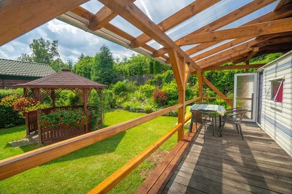 Domek holenderski 3,5 m x 10 m, dwie sypialnie - Derby z drewnianą wiatą i tarasem - Widok 3