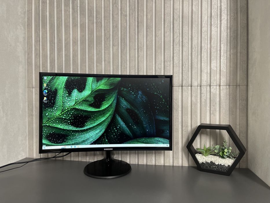 Монітор  вигнутий на 24 дюйми