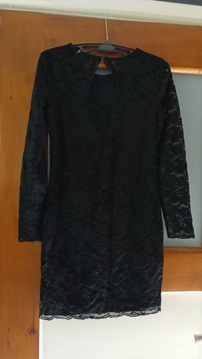 Elegancka, koronkowa mała czarna