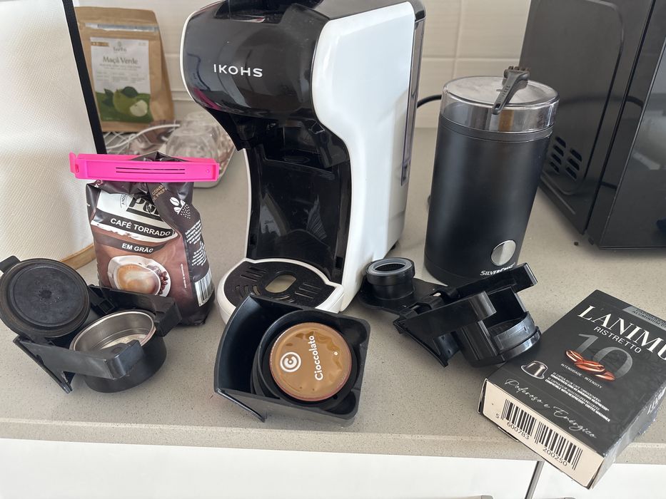 Cantinho do café completo com Cafeteira, maquina de moer grão e tudo