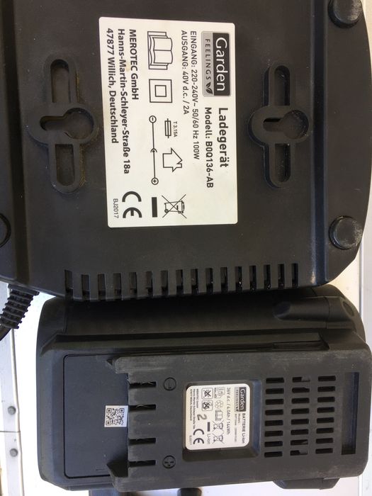 Продаються акумулятори з зарядними пристроями.