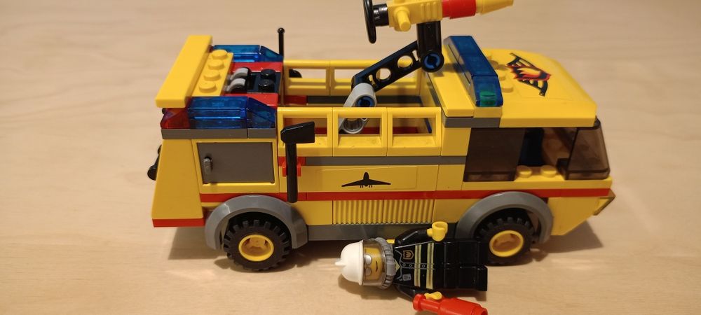 Lego CITY 7891 Lotniskowy wóz strażacki