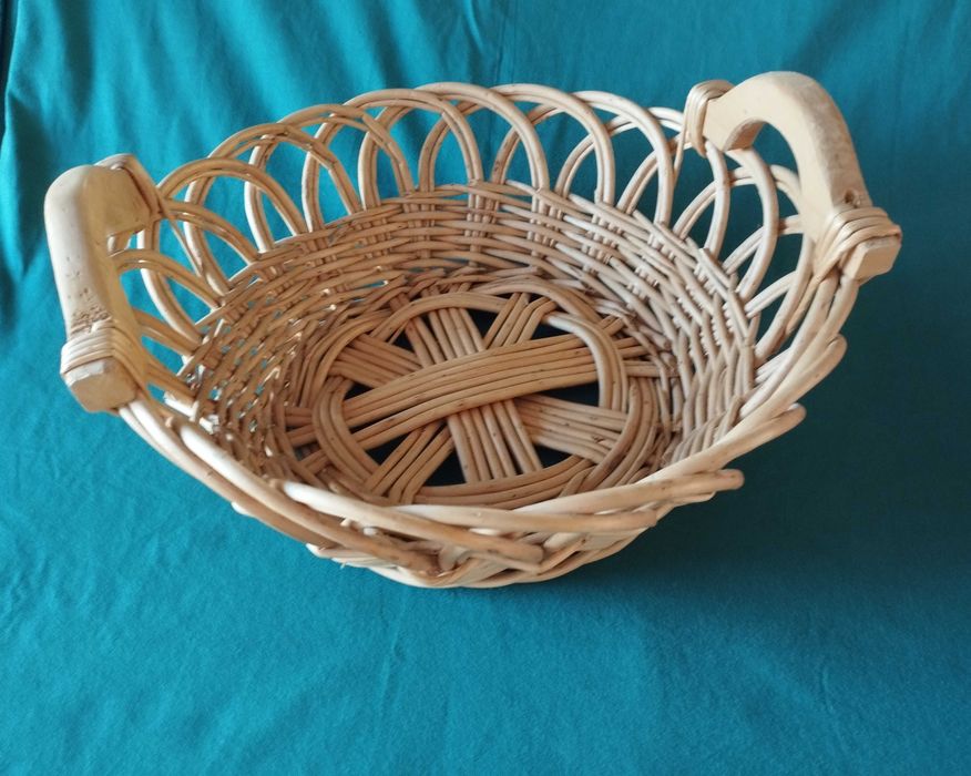 Conjunto de dois cestos em vime com um design artesanal e rústico