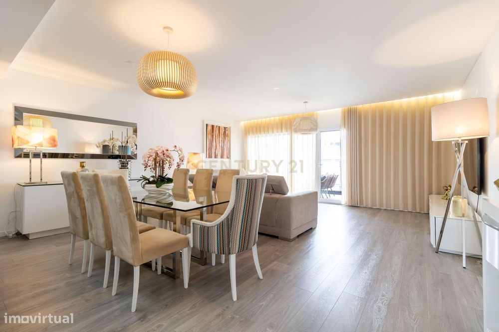 Duplex T4 em Oeiras com terraço e box (3 vagas)