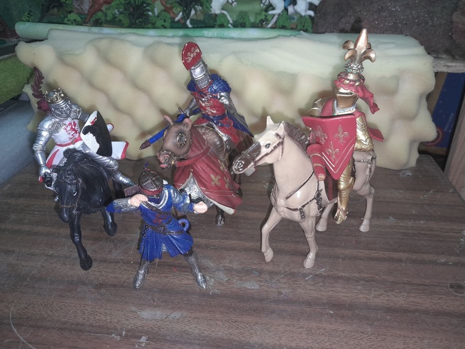 Guerreiros mediavais,  3 cavaleiros e um apeado