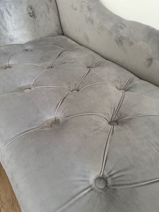 Sofá chaise-longue de veludo cinza