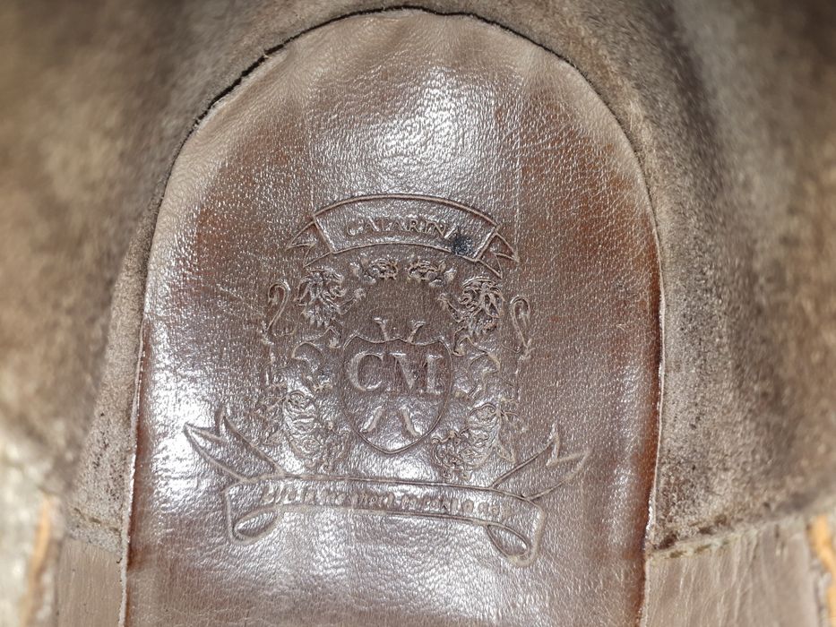 Botins em couro preto