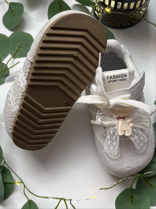 Buty sportowe dziewczęce r. 26, wkładka 17 cm