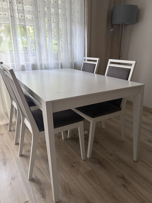 Stól z krzesłami zestaw