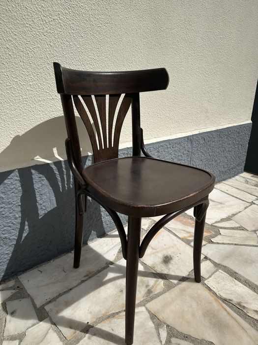 Conjunto de 18 cadeiras de madeira