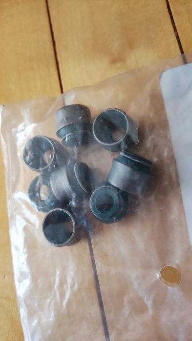 Сальники клапанів маслознімний, впуск/випуск 403730 Elring