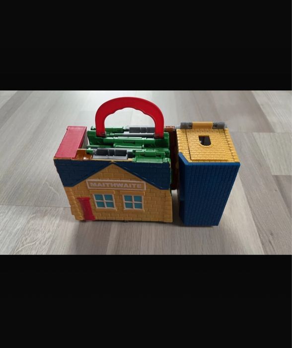 Domek, stacja pociąg tory tomek i przyjaciele kolejka walizka