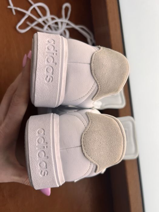 Білі шкіряні кросівки Адідас. Adidas. Courtblock