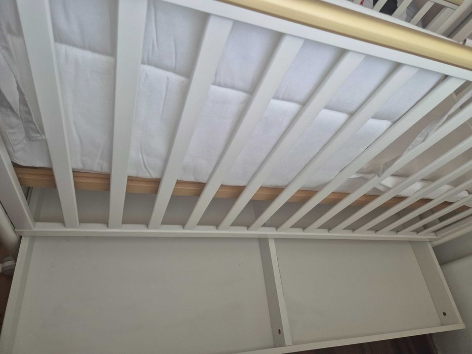 Berço com gaveta+colchão+edredão+contorno+trocador/comoda e banheira.