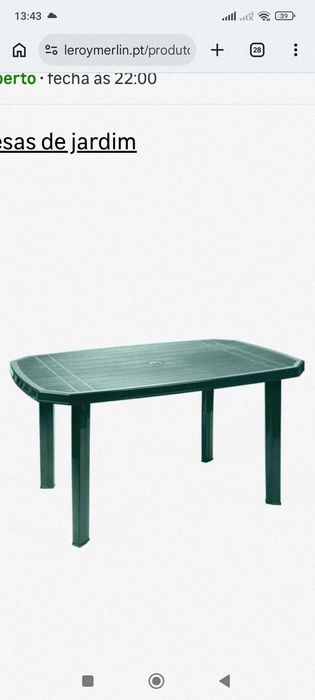 Mesa de resina para esplanada ou quintal verde .