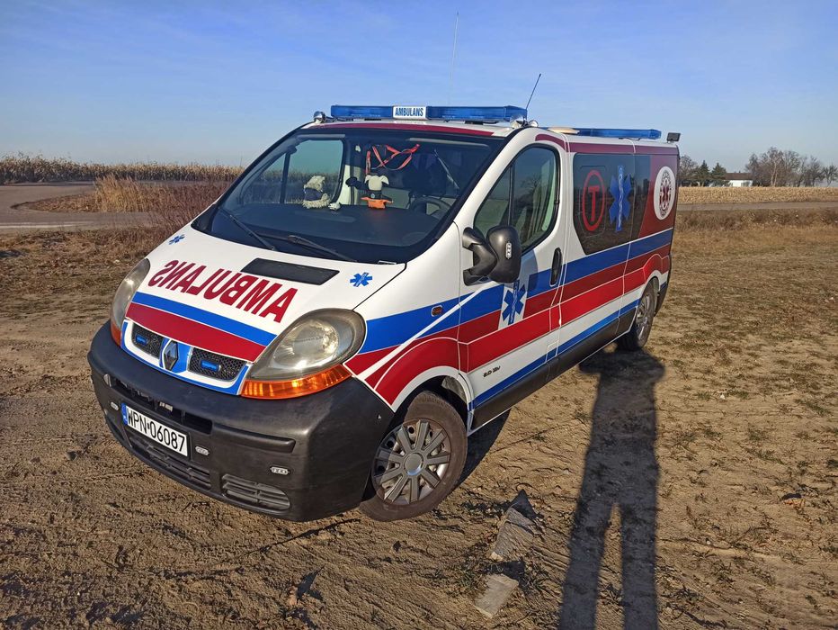 AMBULANS renault BENZYNA GAZ lpg Nosze i podjazd rampa fotel karetka.