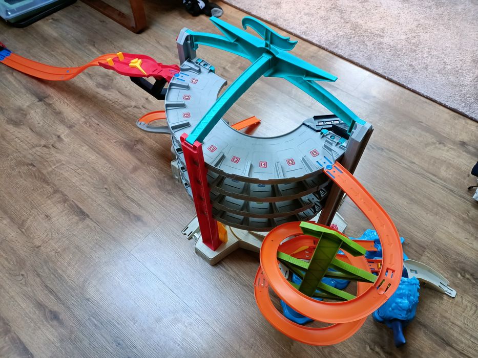 Hotwheels mega garaż