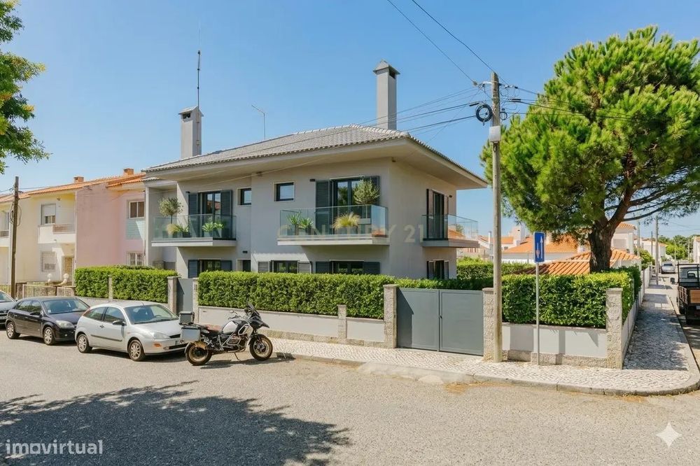 Espetacular Moradia T6 em Carcavelos, Cascais, de gaveto, num lote de