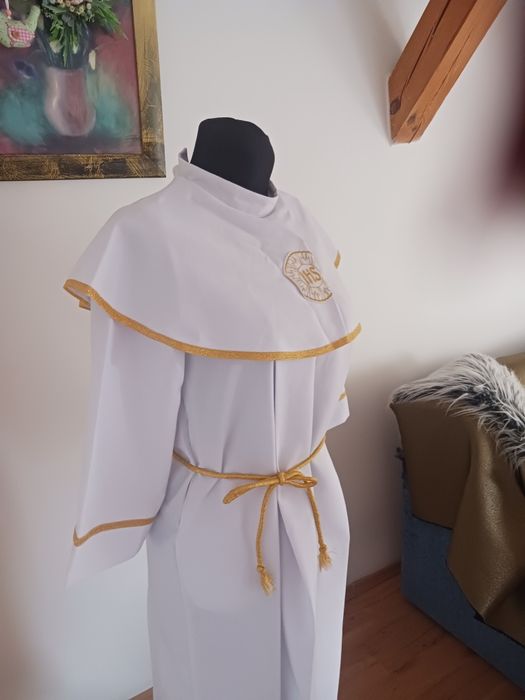 Sprzedam albę na chłopca niskiego.