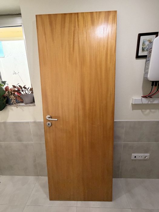 Porta Interior de Madeira com Aro e Fechadura e Puxador – Bom Estado