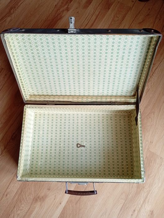 Stara walizka podróżna lata 50-te