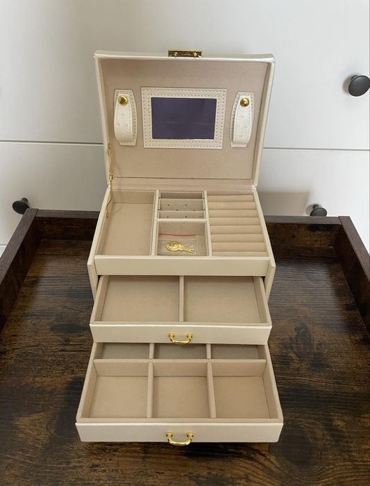 Satynowy kuferek szkatułka na biżuterię z lusterkiem