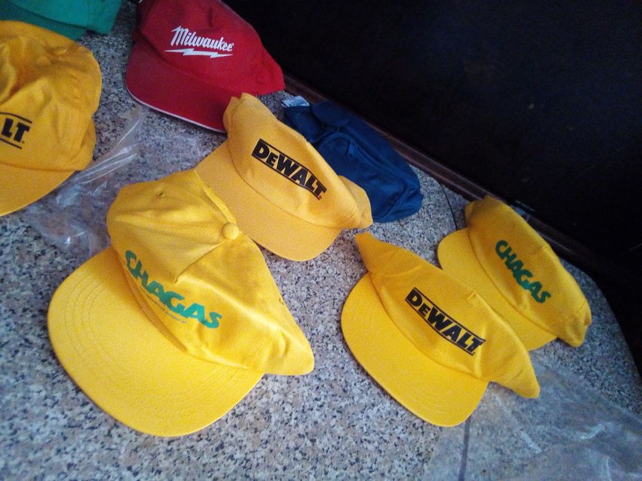 Conjunto de Bonés Diversos