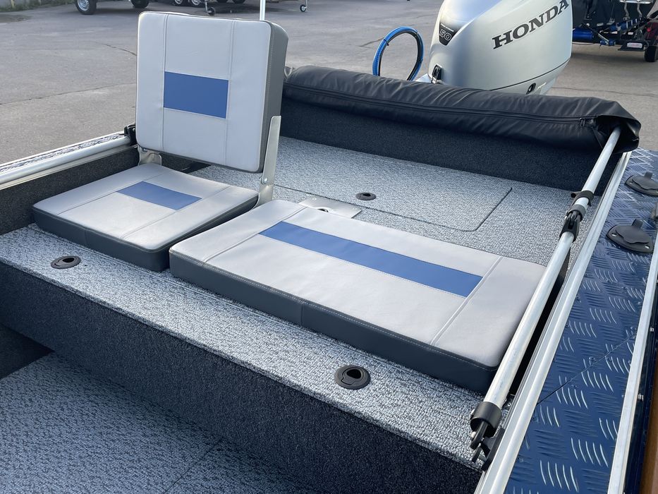 Човен Казанка 5М в комплекті з мотором і причепом