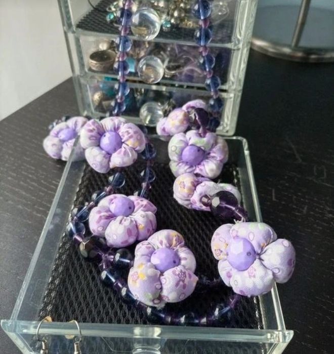 Colar lilás com contas e flores