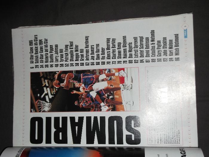 Revista All Stars of the NBA de 1995 com poster gigante.