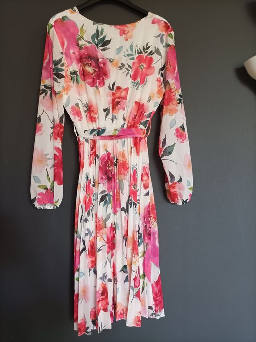 Sukienka kopertowa biała w kwiaty