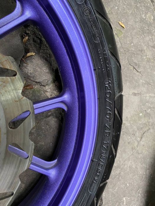 Продам переднее 17 колесо на мотоцикл состояние нового резина мишлен