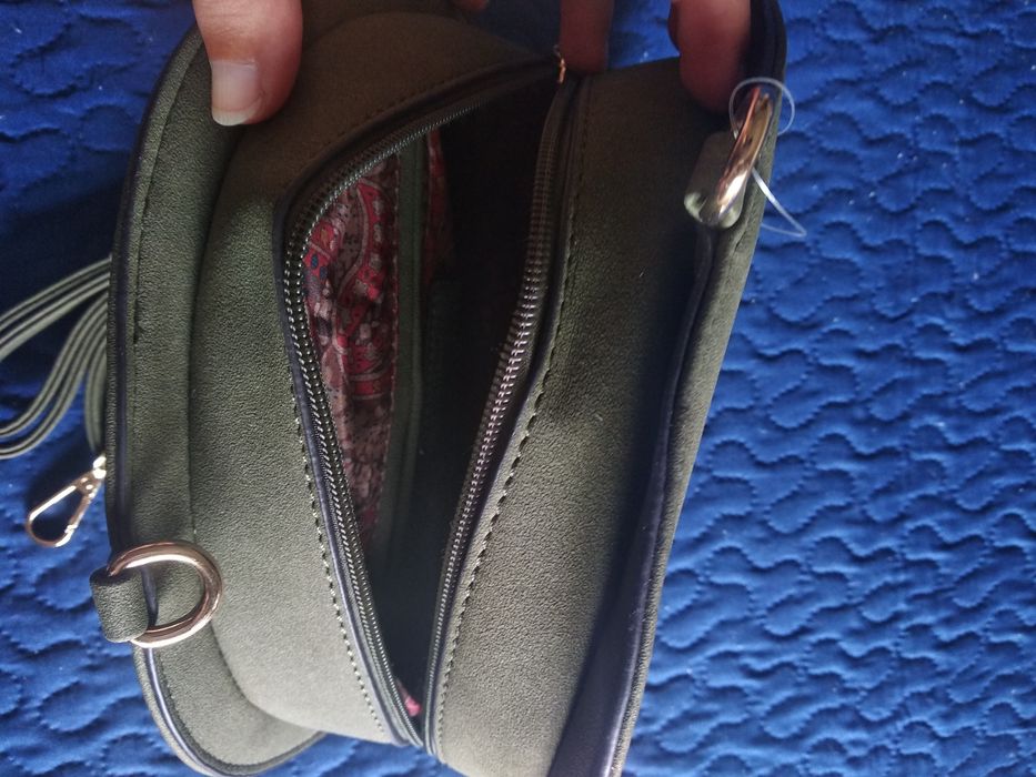 Mala pequena em cor verde tropa