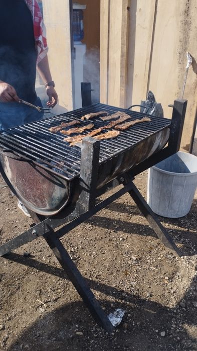Grelhada de exterior com suporte