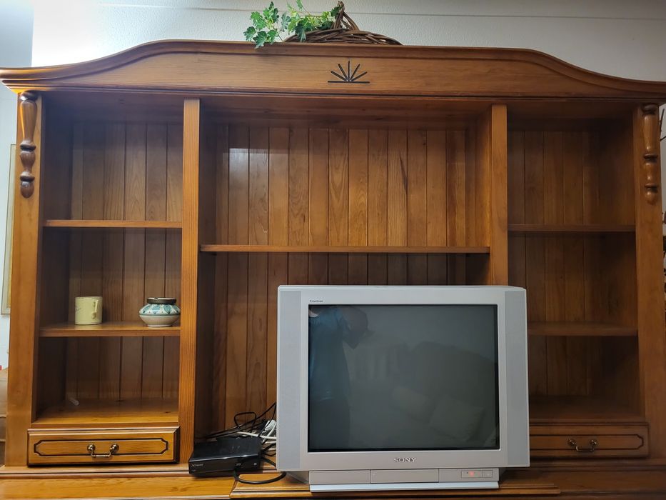 Movel de madeira com detalhes muito elegantes como novo