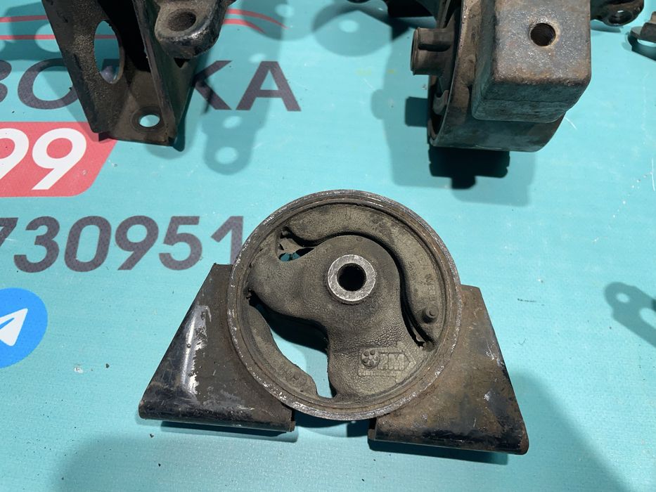 Подушка двигуна кронштейн Nissan X trail T30 Х трейл Т30