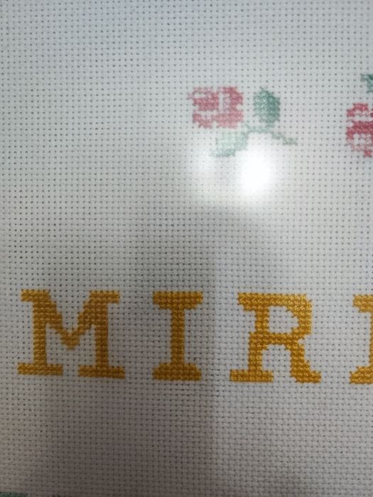 Quadro com o nome MIRIAM bordado em ponto de cruz