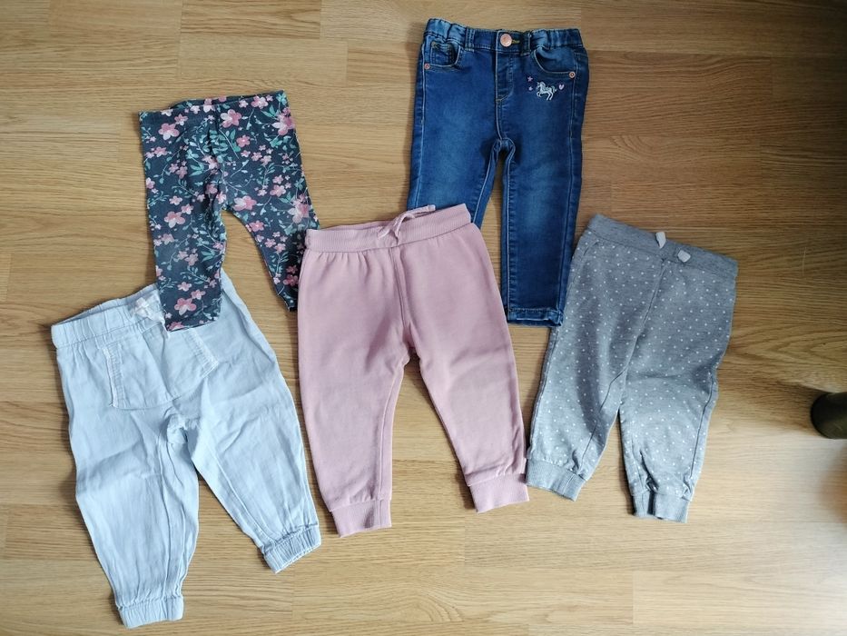 Zestaw ubranek dla dziewczynki w rozmiarze 80