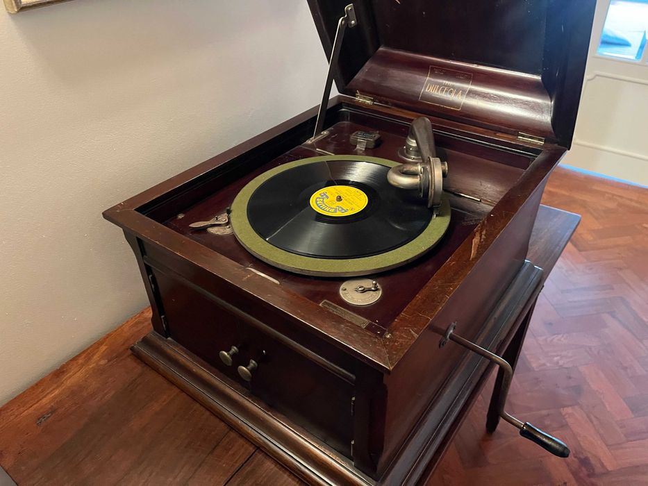 grafonola antiga em madeira com 4 discos e caixa de agulhas