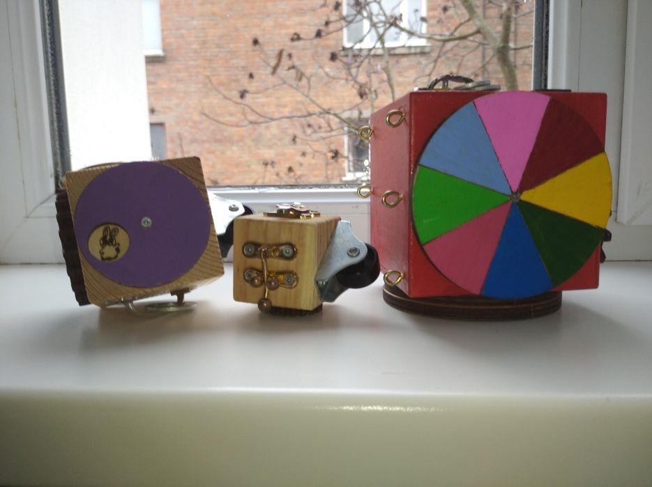 Дерев'яний бізікубик для дітей та малюків