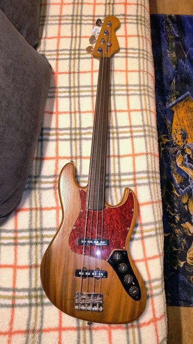 Gitara basowa fretless