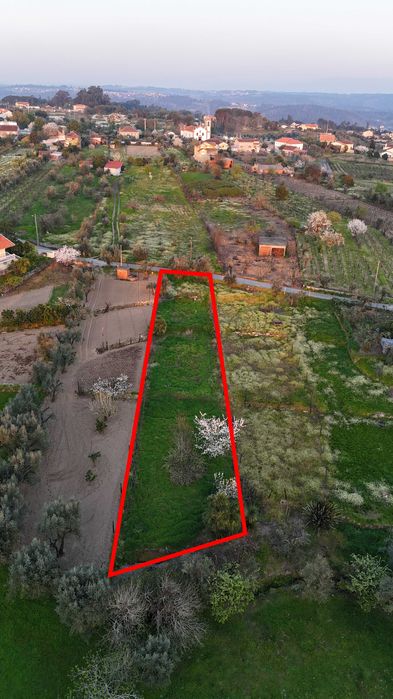 Terreno rústico com 863 m², zona tranquila e de fácil acesso.