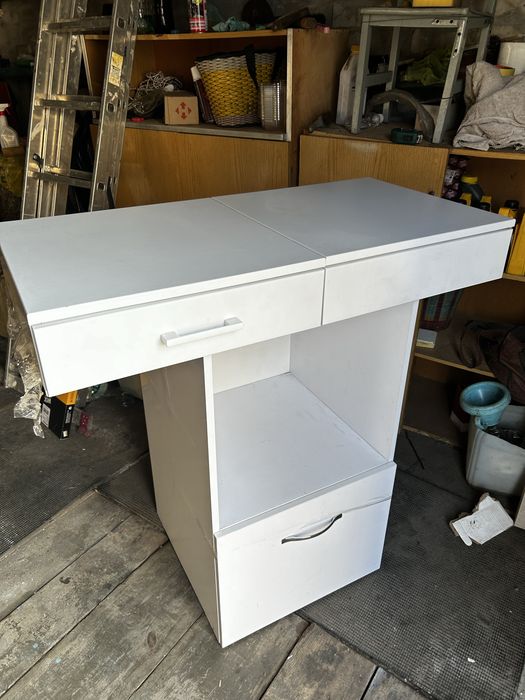 Підвісна тумба монтується до стіни