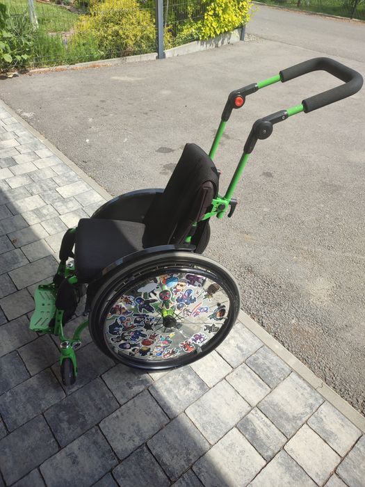 Wlózek inwalidzki dziecięcy